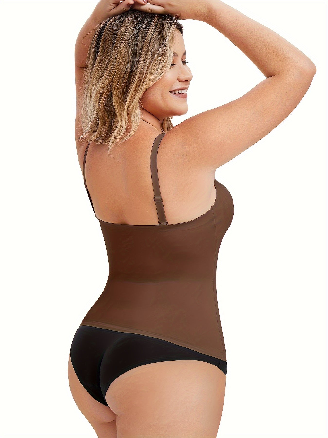 Lightweight control tank that hugs the body gently while offering a natural shaping effect.

