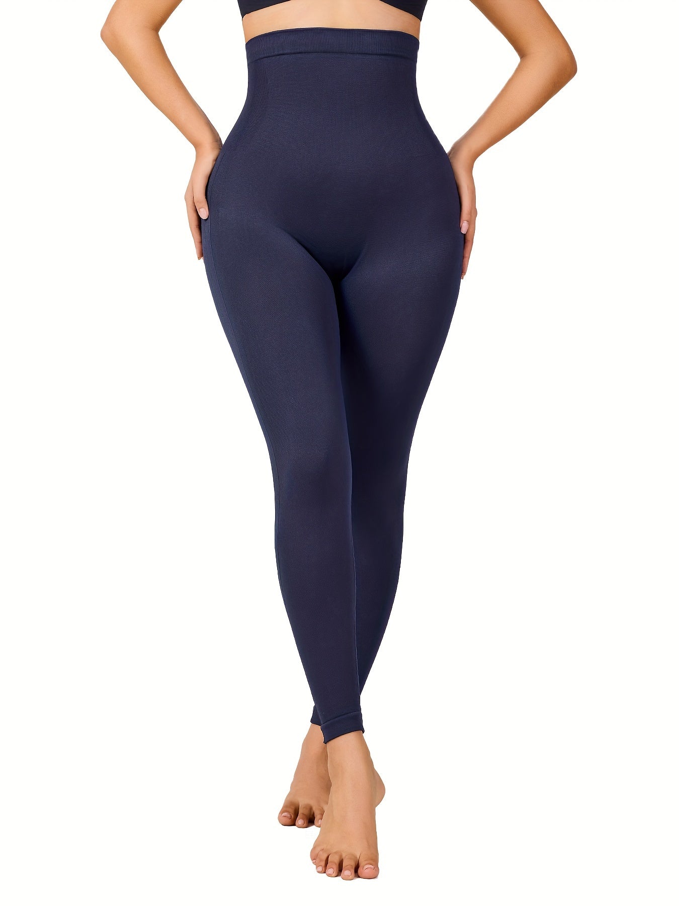 Sculpting leggings in black suitable for outdoor workouts, running or errands.

